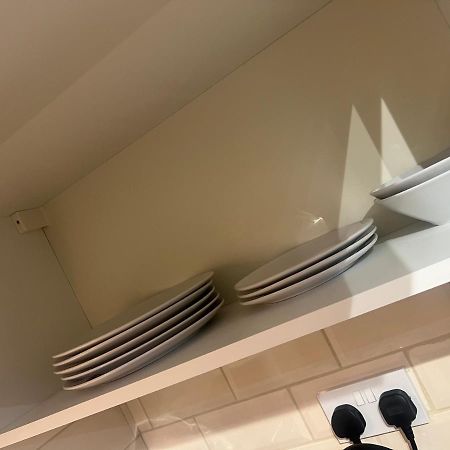 ロンドンLarge Modern Studio Flatアパートメント エクステリア 写真